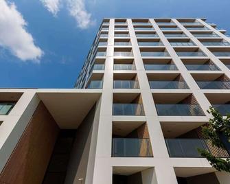 Warsaw Praga Kokoryczki Apartments with Parking by Noclegi Renters - Varsóvia - Edifício