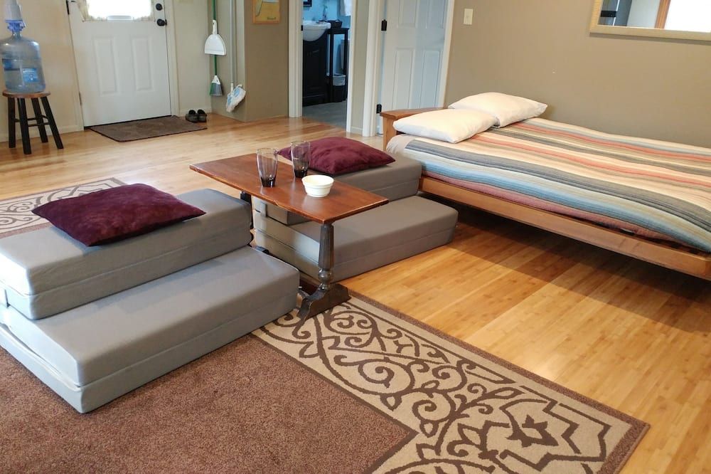 Bright spacious garden cottage 10 mi. west of Eugene. Fully remodeled sleeps 1-6