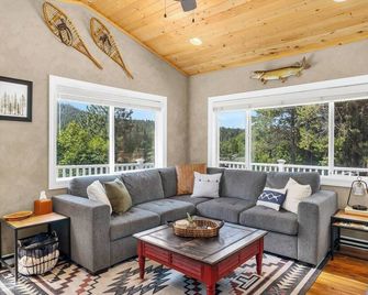 The Lake House at Sacheen - Newport - Living room