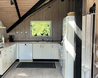 A very charming cottage close to the sea. - Stege - Køkken