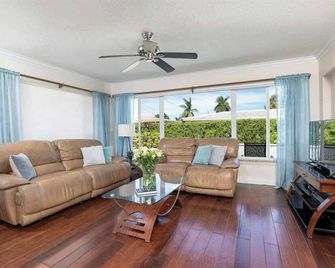 Deerfield Beach Family Retreat w/ Pool near beach - Deerfield Beach - Living room