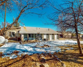 Charming Mountain Stay w/ Enclosed Yard & Grill - Colorado City - Edificio