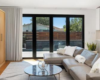 Lux Villa: Heated Pool, Sauna, & Gym - San Diego - Living room