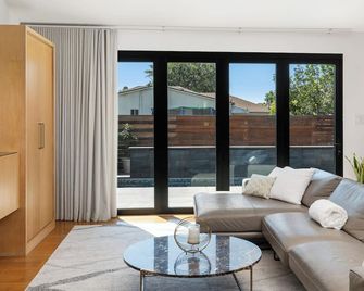 Lux Villa: Heated Pool, Sauna, & Gym - San Diego - Living room
