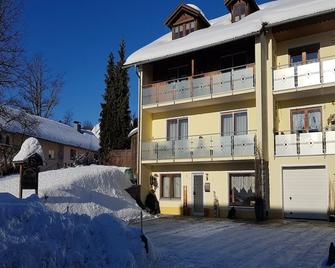 Ferienwohnung im Bayerischen Wald mit Balkon - Drachselsried - Bâtiment