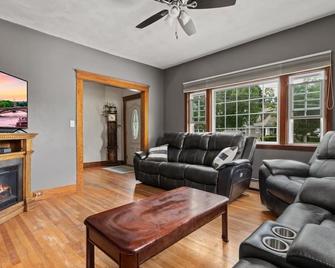 Welcoming 7 room house 15 miles to Boston, Salem & casino - Wakefield - Living room