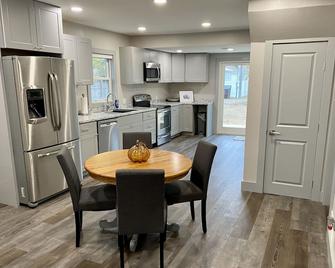 Cheerful 3-bedroom home w/free parking on premises - Oakley - Restaurant