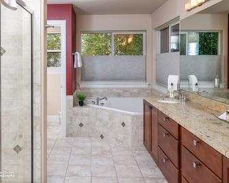Exceptional Accommodations For Larger Families & Groups - Anchorage - Bad