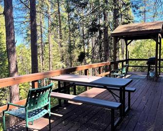 Sierra Village Cabin - Mi Wuk Village - Balcony