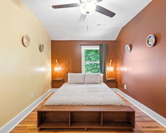 Boho 5BR Modern Villa w Hot Tub, Grill, Patio and Backyard - Raleigh - Bedroom