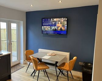 Superb 2 bed Apartment Great location - Stoke-on-Trent - Dining room