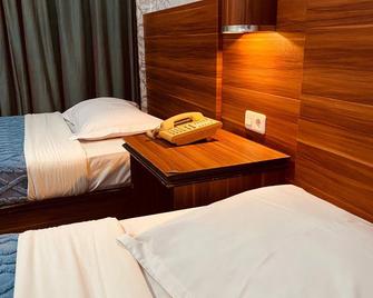 Nikita Palace Hotel - Bukittinggi - Bedroom