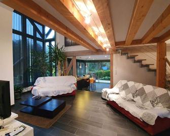 Gîte de charme avec SPA et cheminée, près du Mans, 7 chambres, WIFI, en bord de forêt de Vibraye - FR-1-410-308 - Dollon - Sala de estar