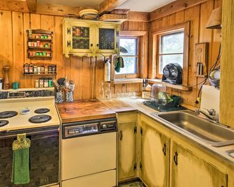 Boat Dock and Beach Charming Stop Island Cabin - International Falls - Kitchen