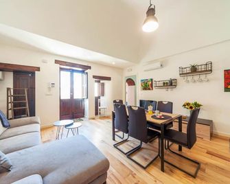 Guesthost - Vakalu Piazza Duomo Charming Apartment - Siracusa - Dining room