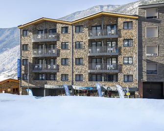 Apartaments Shusski by Nexta - אנקמפ - בניין