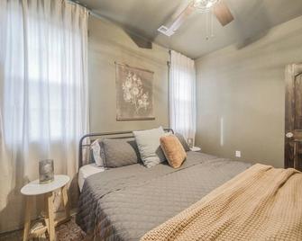 The Concord: A charming 2-bed 2-bath pet friendly house in historic Saint James - St James