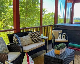 Just rehabbed, amazing views on 300 acre ranch, animals, trails, hottub, pond - Elizabeth - Living room