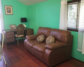 The Orchard Suite in Shady Cove - Shady Cove - Living room