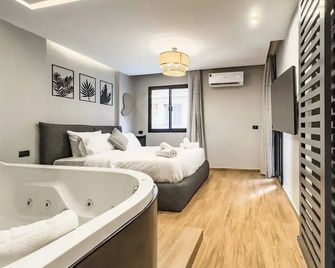 The 1bdr Slate Space W Jacuzzi 5min To Cai Airport - Cairo - Bedroom