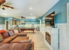 Lakefront Family Escape with Fire Pit and 2 Decks! - Heber Springs - Oturma odası