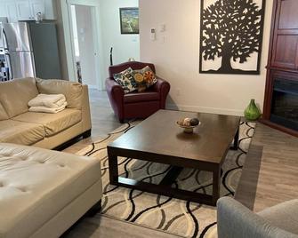Beautiful Two Bedrooms and 2.5 Bathrooms - 30 Minutes from Dartmouth - 머스쿼도보이트 하버 - 거실