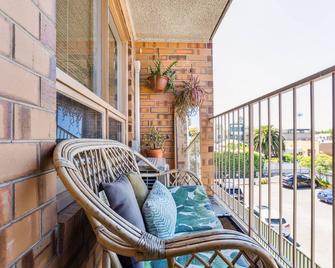 Gorgeous Gordon Street Getaway - Glenelg - Balcony
