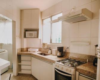 Confortável apartamento na Savassi. - Belo Horizonte - Kitchen