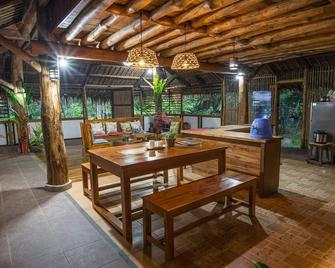 Jungle House: Riverside Retreat with natural pools - Valencia - Dining room