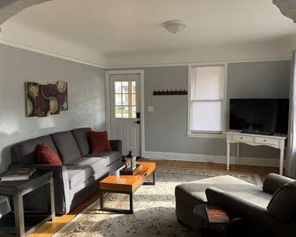 Lower unit of a two-story duplex w/two bedrooms in Somerset with WiFi, AC - Somerset - Living room