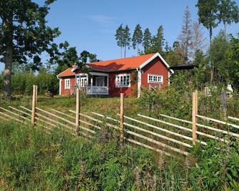 \'Kramphult Sjöåkra\', holiday idyll for families right on Lake Stråk with a jetty - Lammhult - Edificio