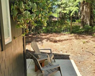 Quiet cottage near Sproat Lake & just 10 minutes from Port Alberni. - Port Alberni - Binnenhof