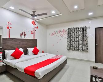 Daksh Hotel & Restaurant - Sasan Gir - Bedroom