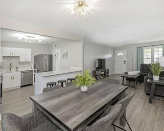 Modern Ranch 15 min to Downtown & Hospitals - Euclid - Comedor