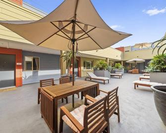 Sunlit Serenity in the Heart of Pacific Beach - San Diego - Patio