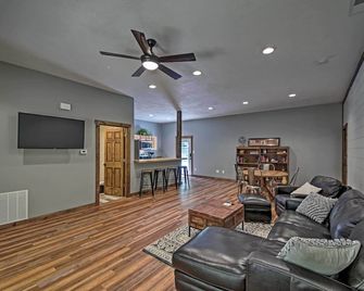 Camp Monroe in Bloomington with Deck and Views! - Bloomington - Living room