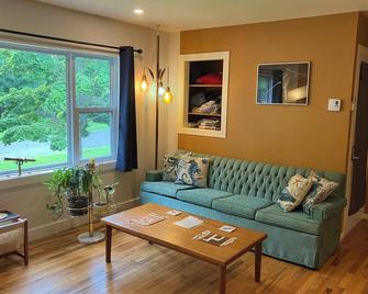 Jolly Seaside - Heart of Saint Andrews - small water view. - Saint Andrews - Living room
