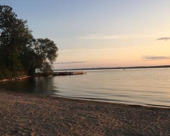 Family-Friendly Cottage on Lake Simcoe with Private Shared Beach Access - Georgina - Beach