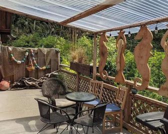 Salal Forest - 2 bedroom cabin in the forest - Tofino - Patio