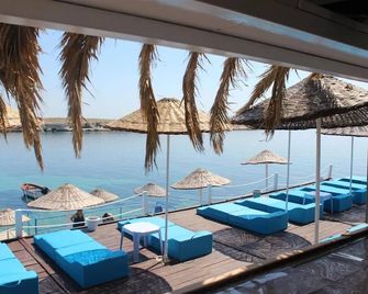 Arya hotel karaburun - Karaburun - Building