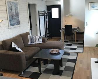 Guesthouse near Roskilde with lovely garden - Smoke-free. - Roskilde - Living room