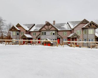 Cozy ski-in/ski-out home next to Grammy Jay trail with fireplace, mountain views - Jay - Building