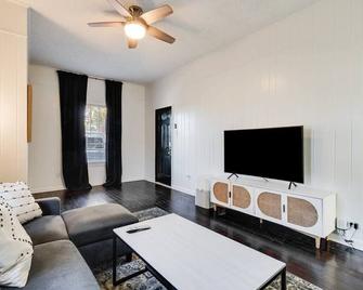 Jefferson Rental Room 2 - Lafayette - Living room