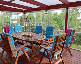 Lovely cottage on lakeside plot - Nässjö - Patio