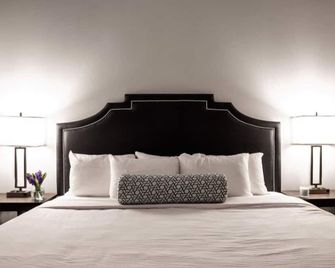 2BR 2BA in the heart of Indianapolis by CozySuites - Indianapolis - Bedroom