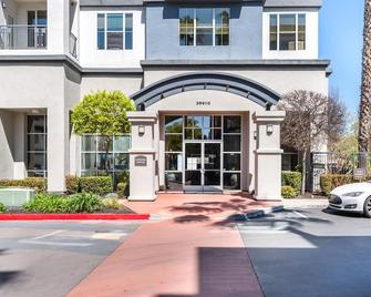 Exquisite Fremont 2BR w/ Pool, W/D & Gym, near TJ & WF, by Blueground - Fremont - Building