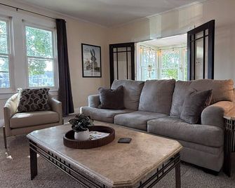 It's a Wonderful Bungalow on Philadelphia St. - Indiana - Living room