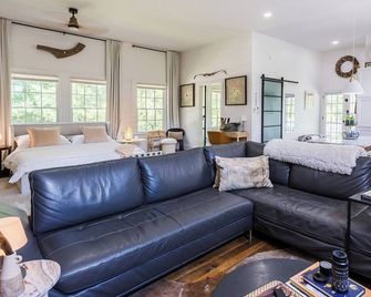 Between the Lakes - Hidden Creek Schoolhouse - Monticello - Living room