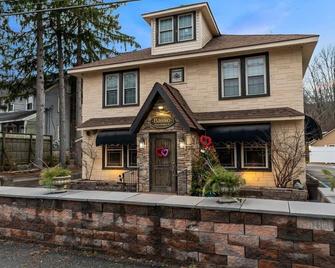 Cozy Poconos Retreat | Firepits | Pet Friendly - Canadensis - Building