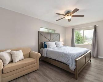 Pets OK, 5-min to beach, Wi-Fi, Newly Remodeled (SaltyD) - Seaview - Bedroom